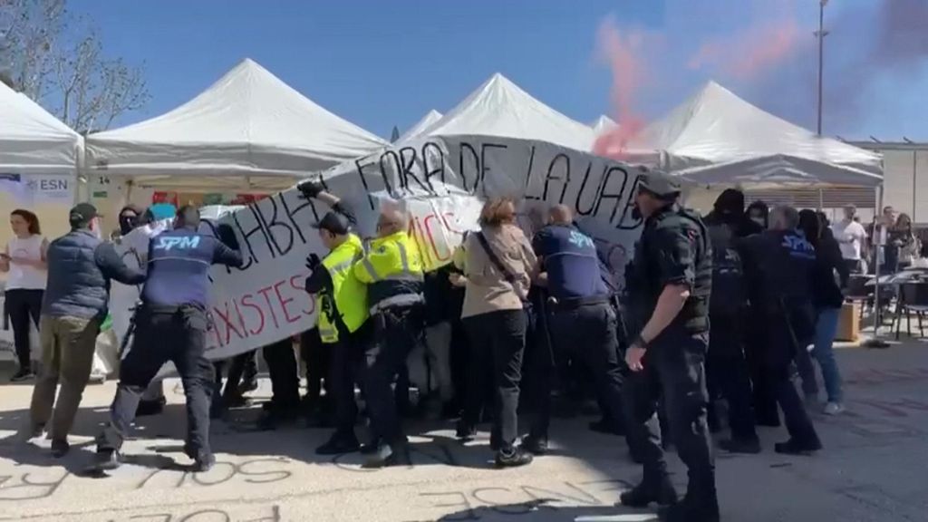 Intervienen a independentistas para proteger la carpa de la entidad constitucionalista S'ha Acabat! en la UAB