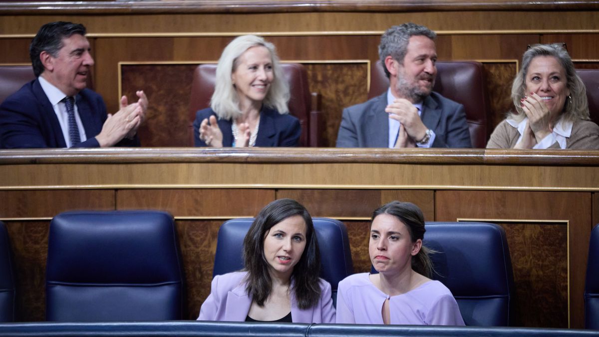 Las ministras de Podemos, Ione Belarra e Irene Montero, en el pleno que ha aprobado la reforma del 'solo sí es sí'