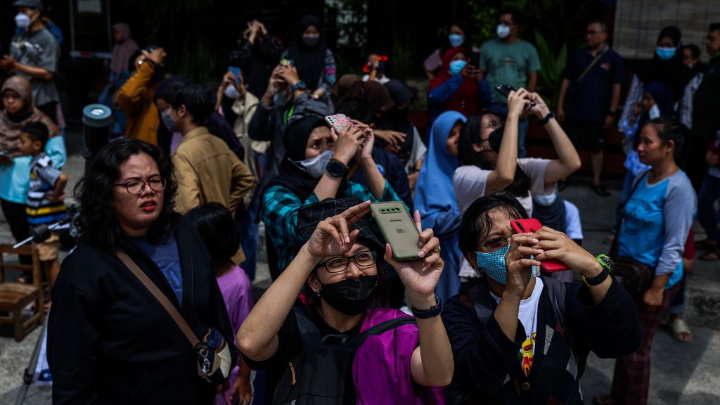 Personas observado el eclipse solar en Yogyakarta, Indonesia, donde también pudo disfrutarse