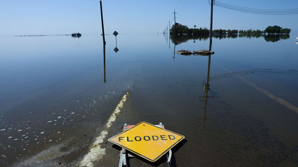 Tierras de cultivo inundadas por el resurgimiento del lago Tulare