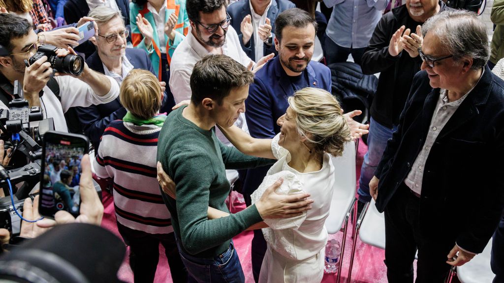 Yolanda Díaz saluda a Íñigo Errejón ante la mirada de Alberto Garzón el pasado 2 de abril en la presentación de su candidatura