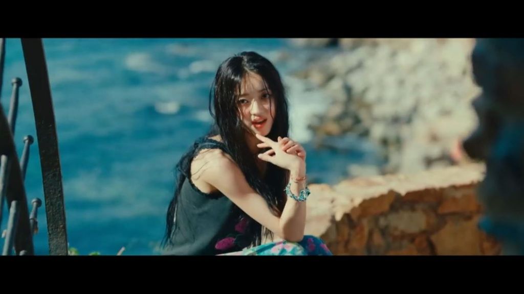 YooA, cantante de K-pop, convierte a Tossa de Mar, Girona, en la gran atracción del turismo asiático