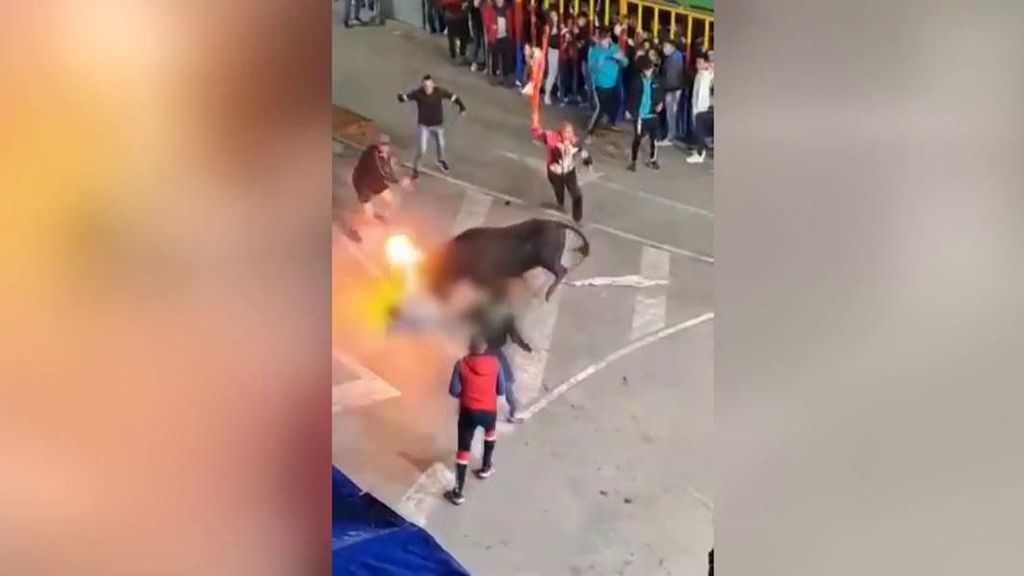 Un toro embolado deja en la UCI a un hombre en Teulada, Alicante: la escalofriante cogida
