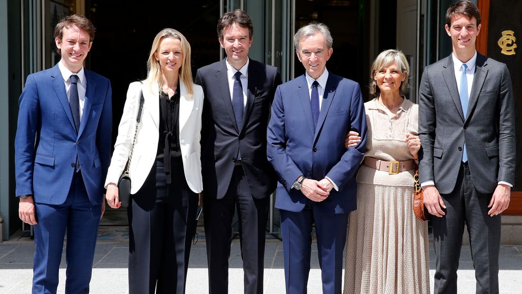 Bernard Arnault con su mujer y cuatro hijos mayores