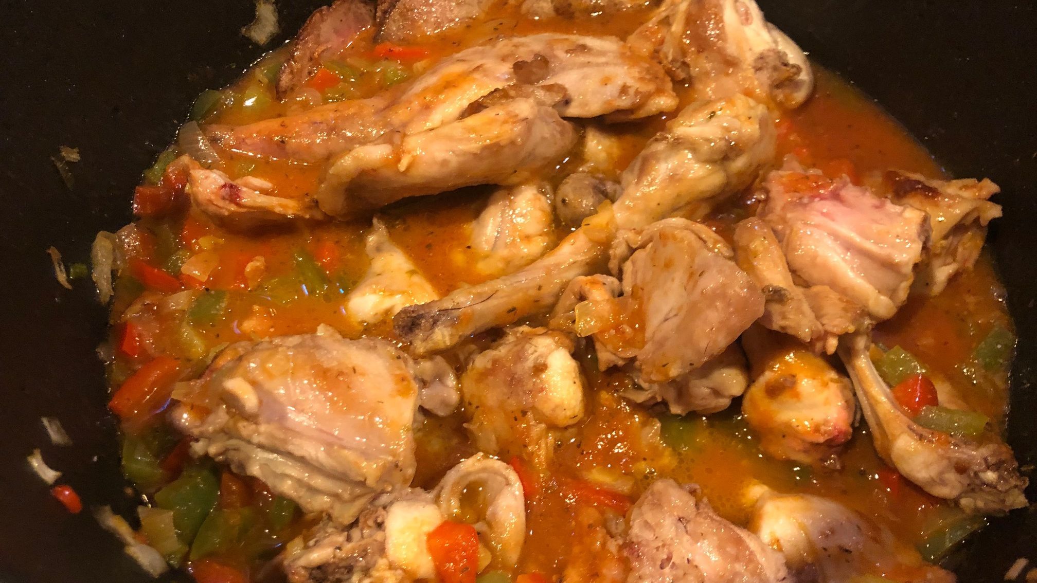 Conejo con tomate. Receta de la abuela