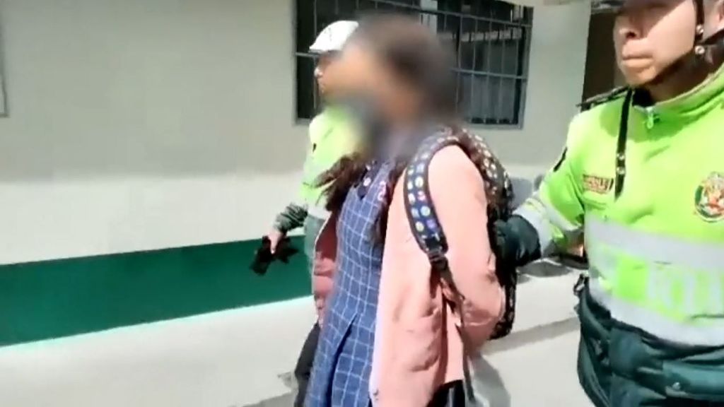 Detienen a un hombre disfrazado de niña para colarse en los baños de un colegio de Perú para grabar a las menores