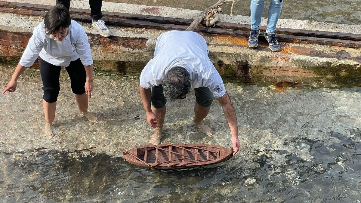 Echan al agua una maqueta de la txalupa que van a construir en chocolate para comprobar si flota Echan al agua una maqueta de la txalupa que van a construir en chocolate para comprobar si flota