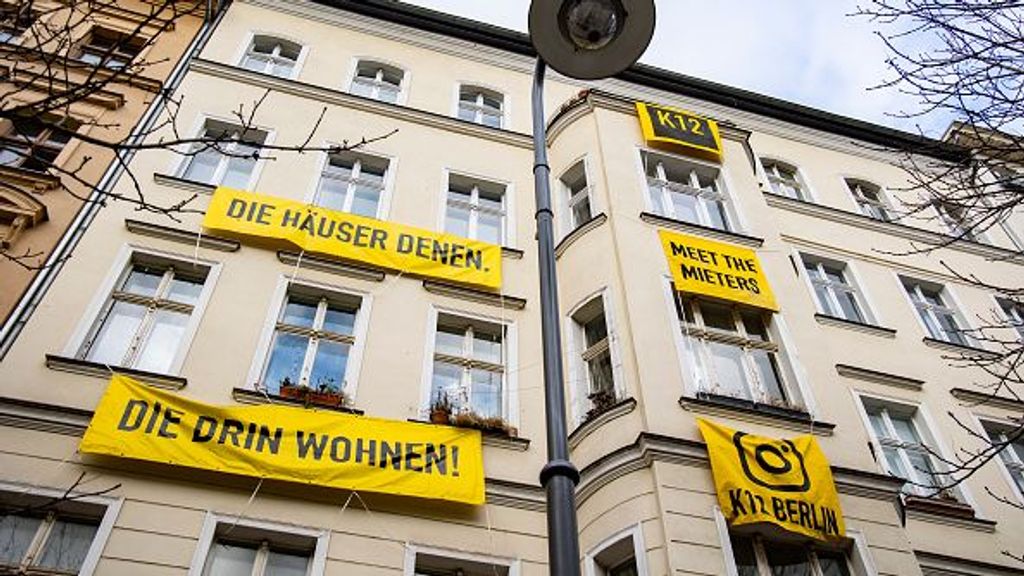 Edificio en Berlin con pancarta que dicen "las casas para quien las okupa"