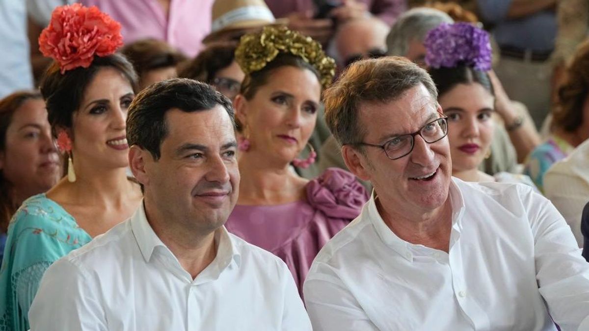 El líder del PP, Alberto Núñez Feijóo, junto al presidente de la Junta de Andalucía, Juanma Moreno, el jueves en la Feria de Mairena del Alcor