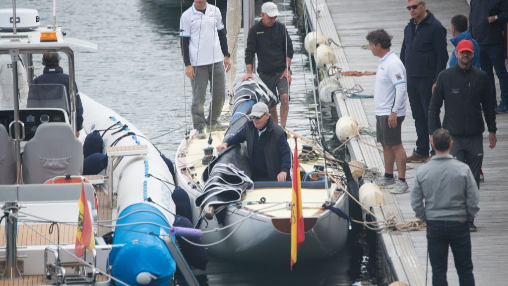 Una mujer misteriosa y regreso precipitado por la lluvia: jornada exprés de vela del rey emérito en Sanxenxo