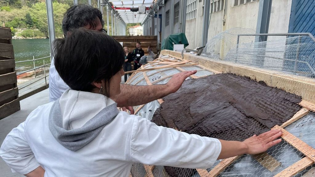 Este viernes han empezado a cubrir de chocolate el bote ballenero en Pasaia
