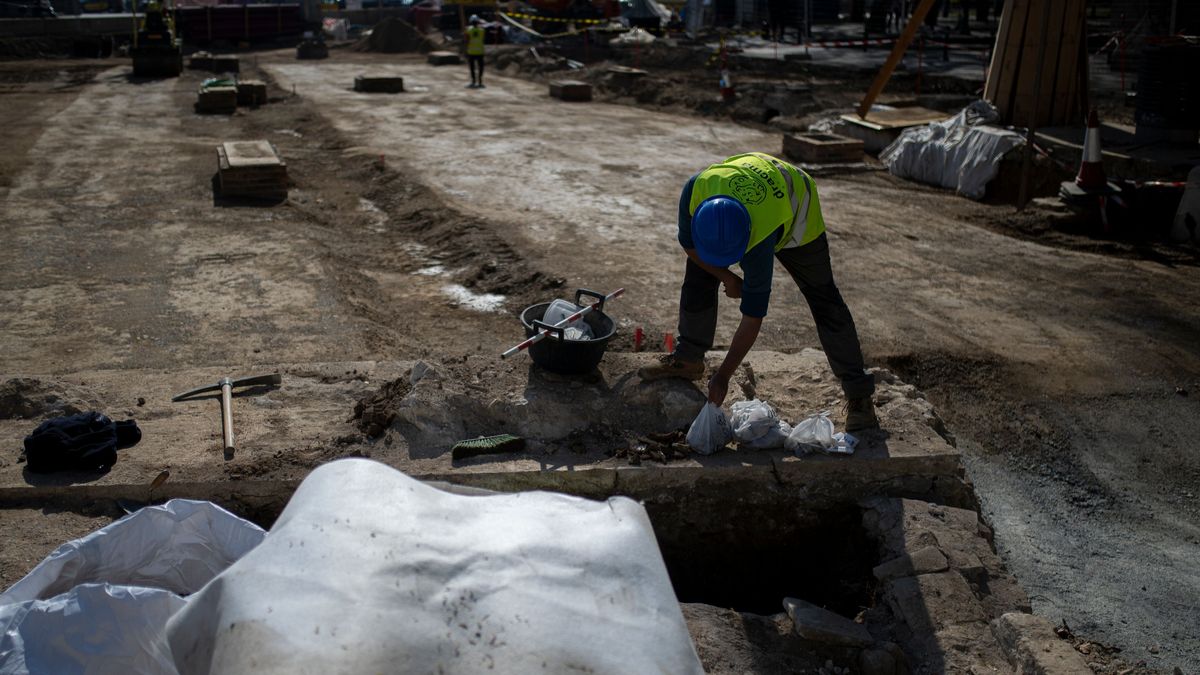 EuropaPress 5073999 operario trabaja excavacion donde encontrado restos arqueologicos muralla