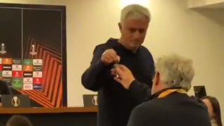 Mourinho regala un llavero de la Conference a un periodista del Feyenoord: les acababa de eliminar de la Europa League