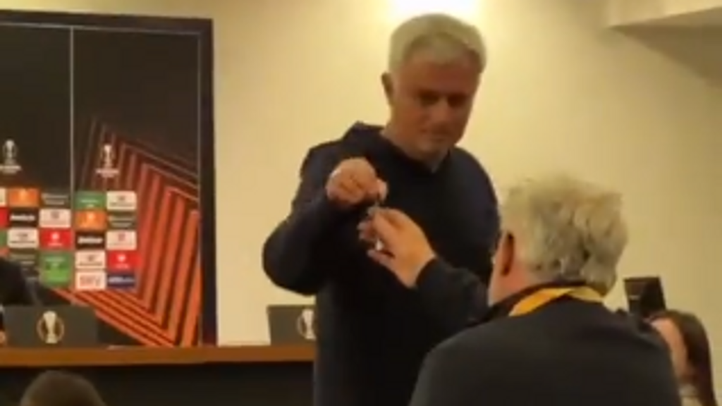 Mourinho regala un llavero de la Conference a un periodista del Feyenoord: les acababa de eliminar de la Europa League
