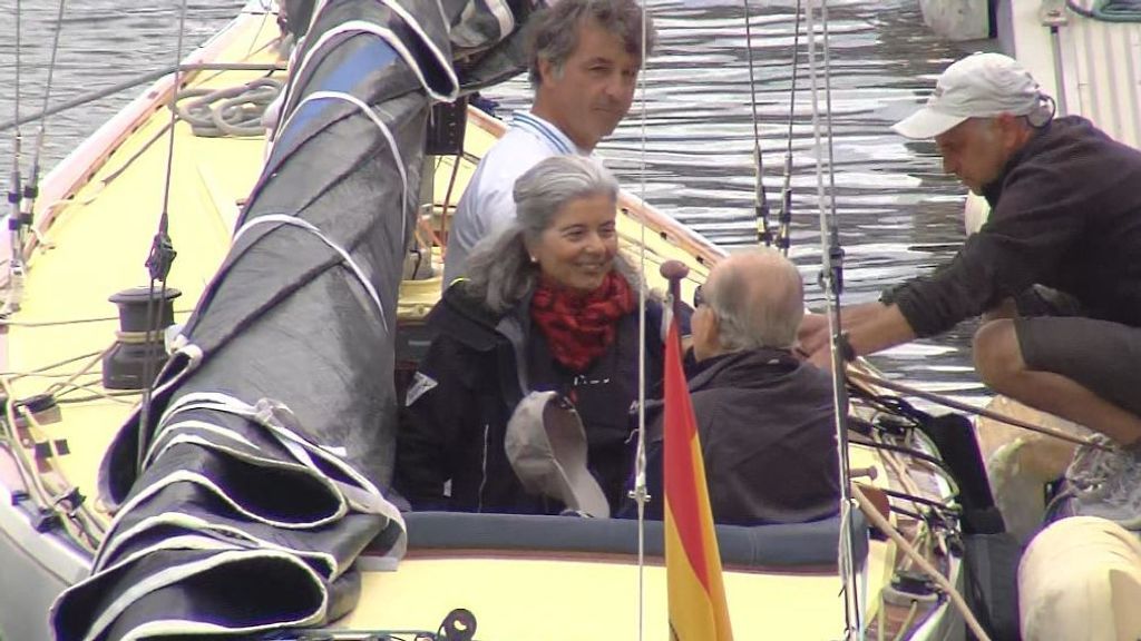 Mujer con la que ha estado charlando el rey emérito a bordo del Bribón.