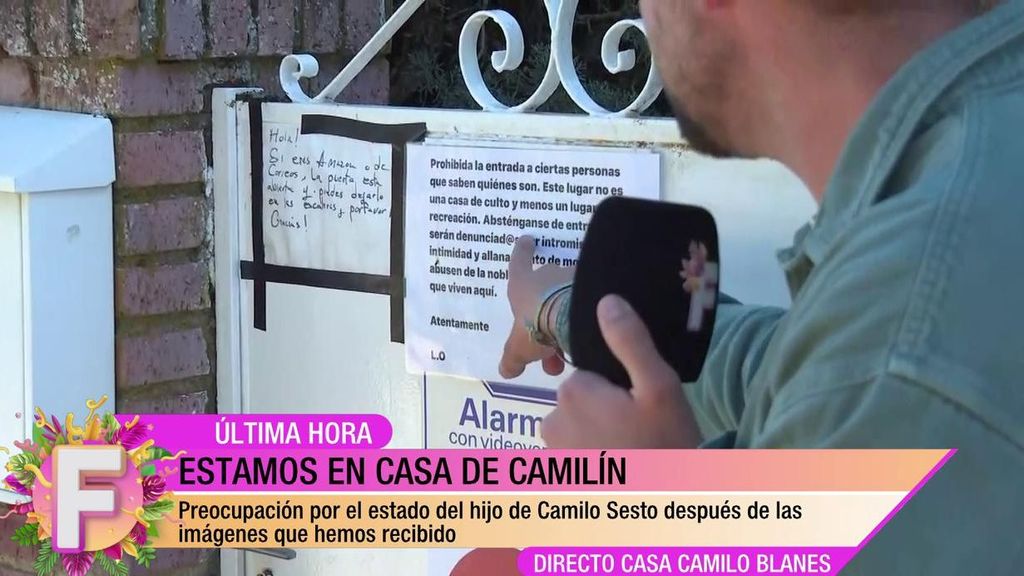 El mensaje que hay en la puerta de la casa de Camilín