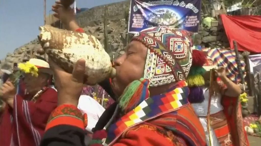 Chamanes y curanderos peruanos realizan un ritual en defensa de la Tierra