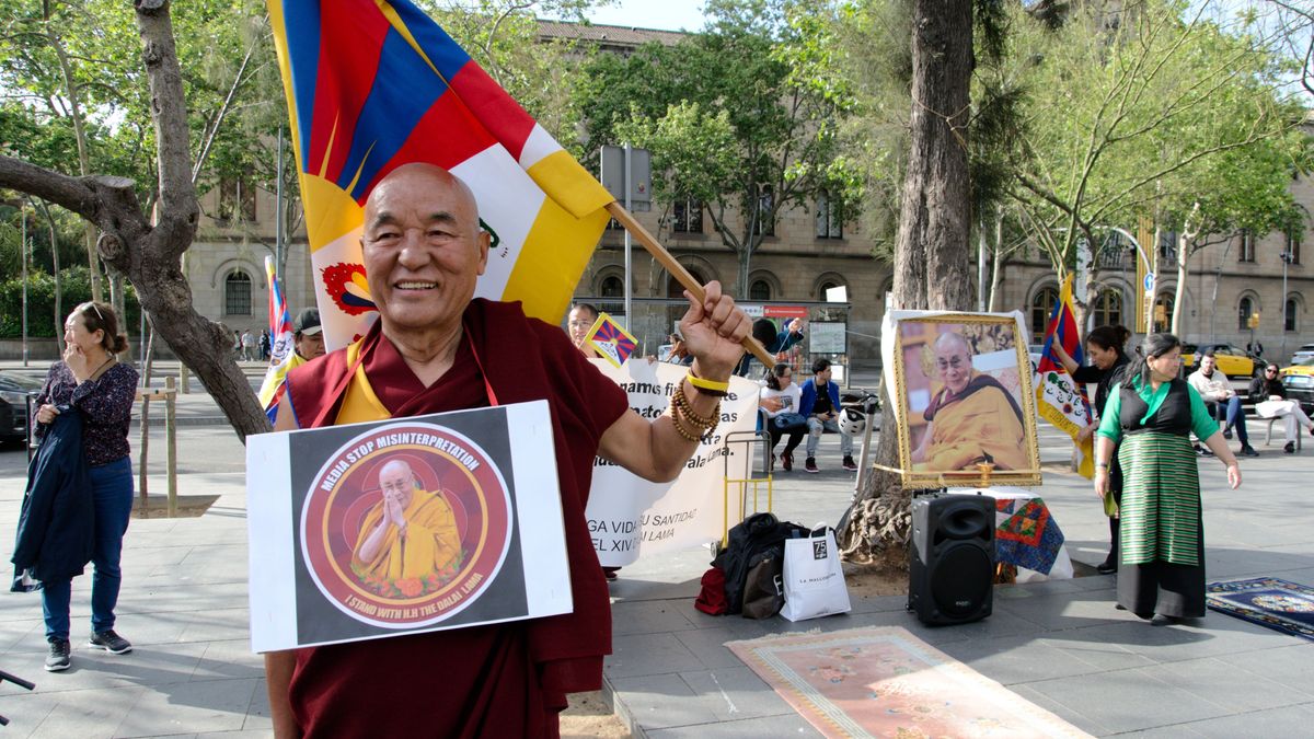 El director de la Fundación Casa Tíbet, Thubten Wangchen, en la marcha pacífica de apoyo al Dalái Lama en Barcelona