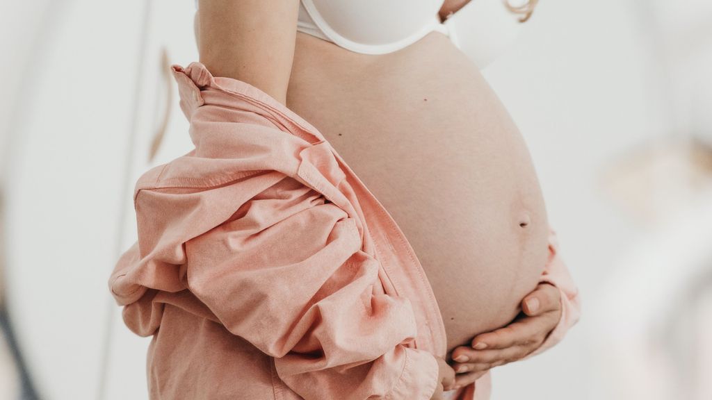 Los riesgos del piercing en el ombligo durante el embarazo