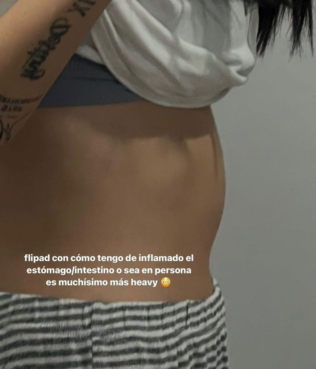 Naomi Asensi enseña el bulto que le ha salido en el abdomen