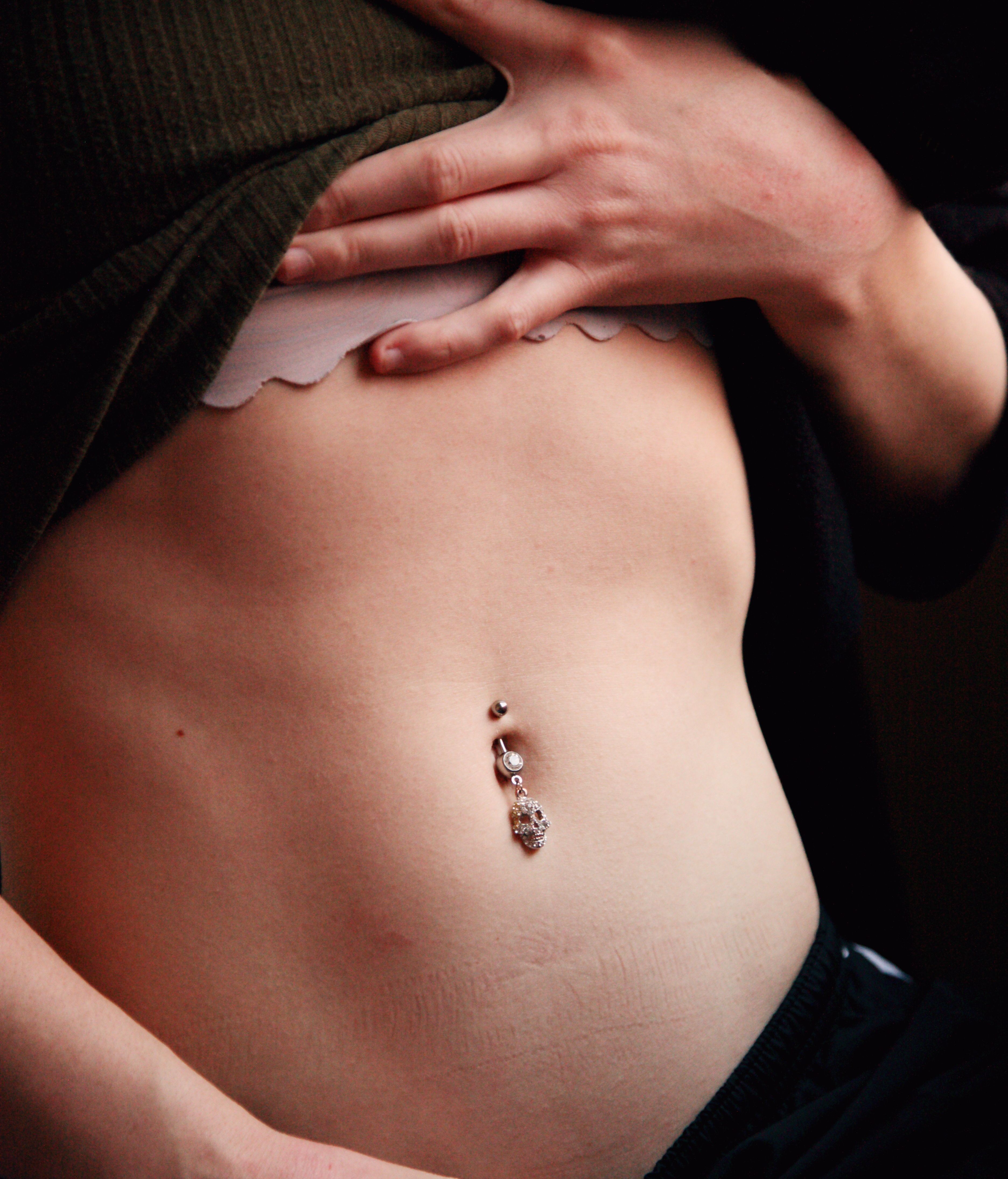Piercing en el ombligo y embarazo. FUENTE: Pexels