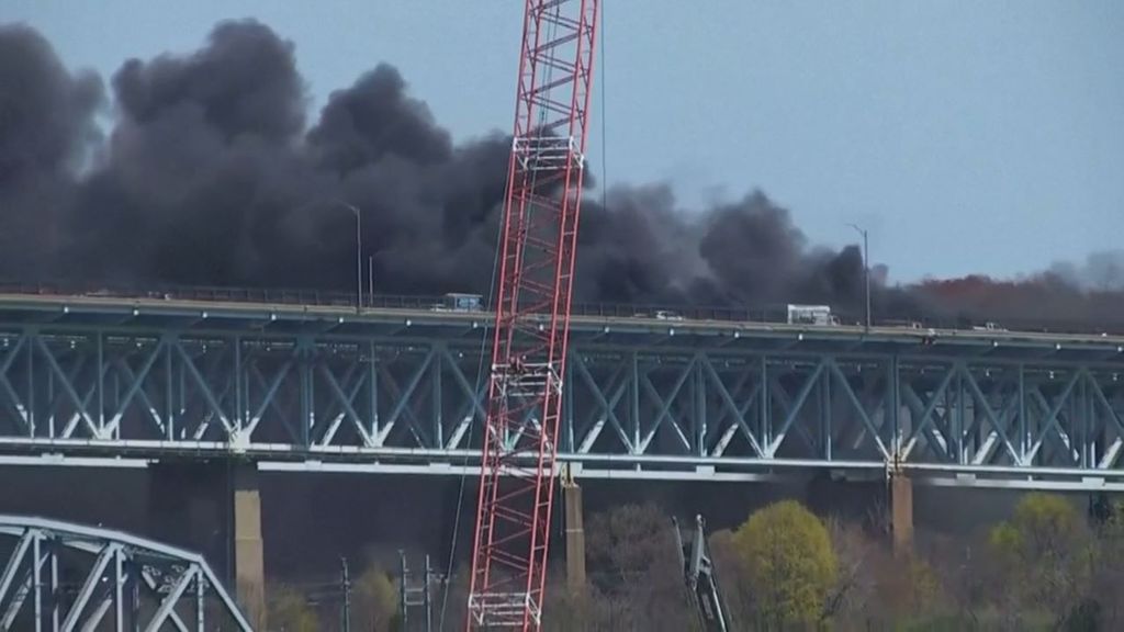 Un accidente en un puente de Connecticut, EEUU, desata un espectacular incendio