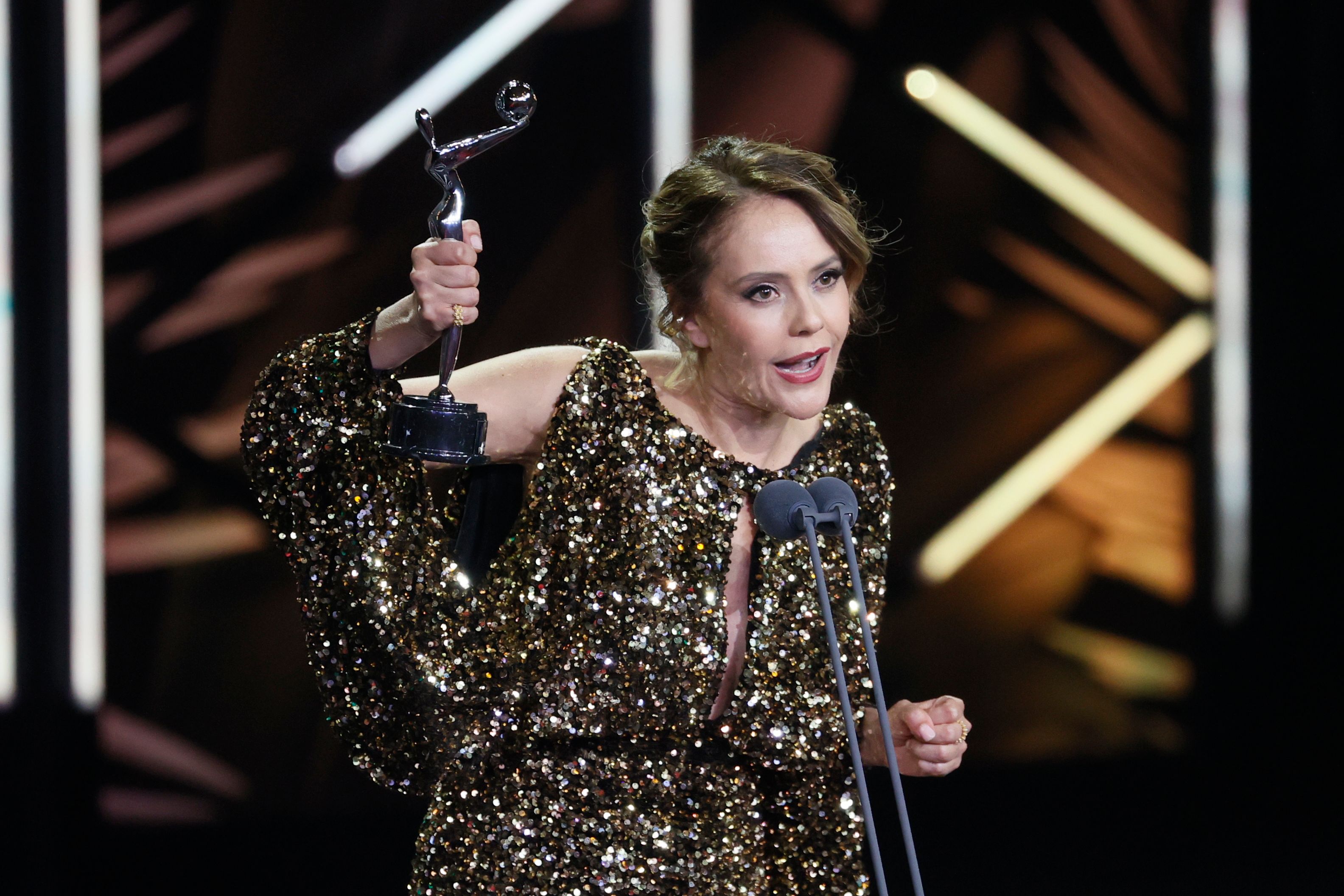 La actriz colombiana Cristina Umaña recoge el Premio Platino a la Mejor Interpretación Femenina en Teleserie o Miniserie por "Noticia de un secuestro"