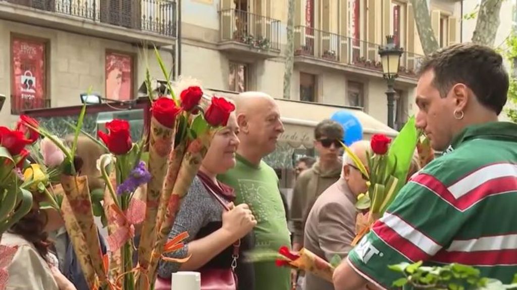 Cataluña se llena de rosas rojas y libros en el Día de Sant Jordi