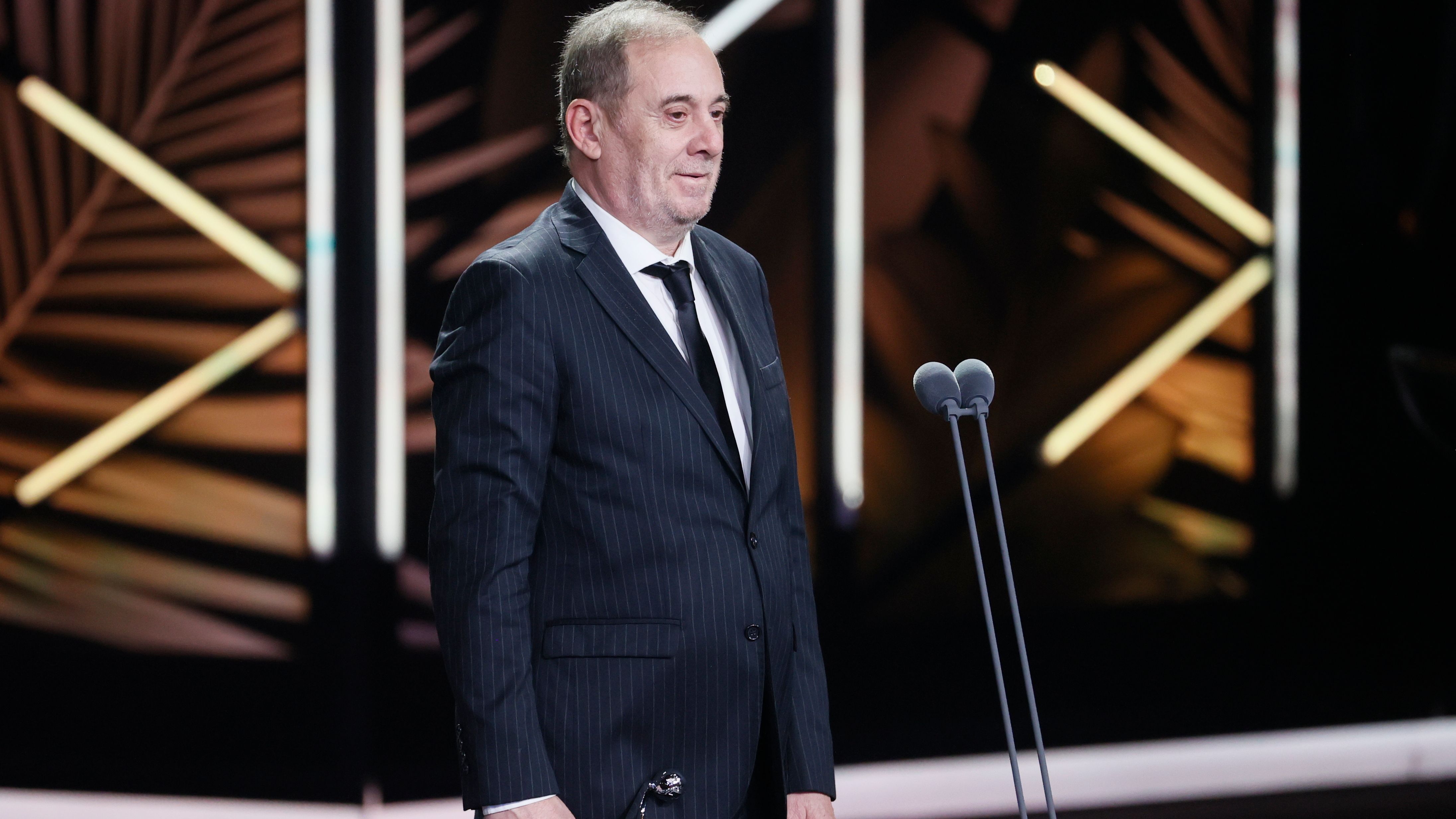 El actor argentino Alejandro Awada tras recibir el Premio Platino a la "Mejor Interpretación de Reparto en Miniserie