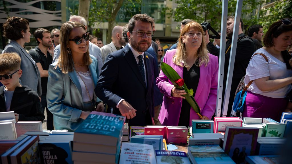 EuropaPress 5142565 presidente generalitat pere aragones pasea paradas libros rosas junto