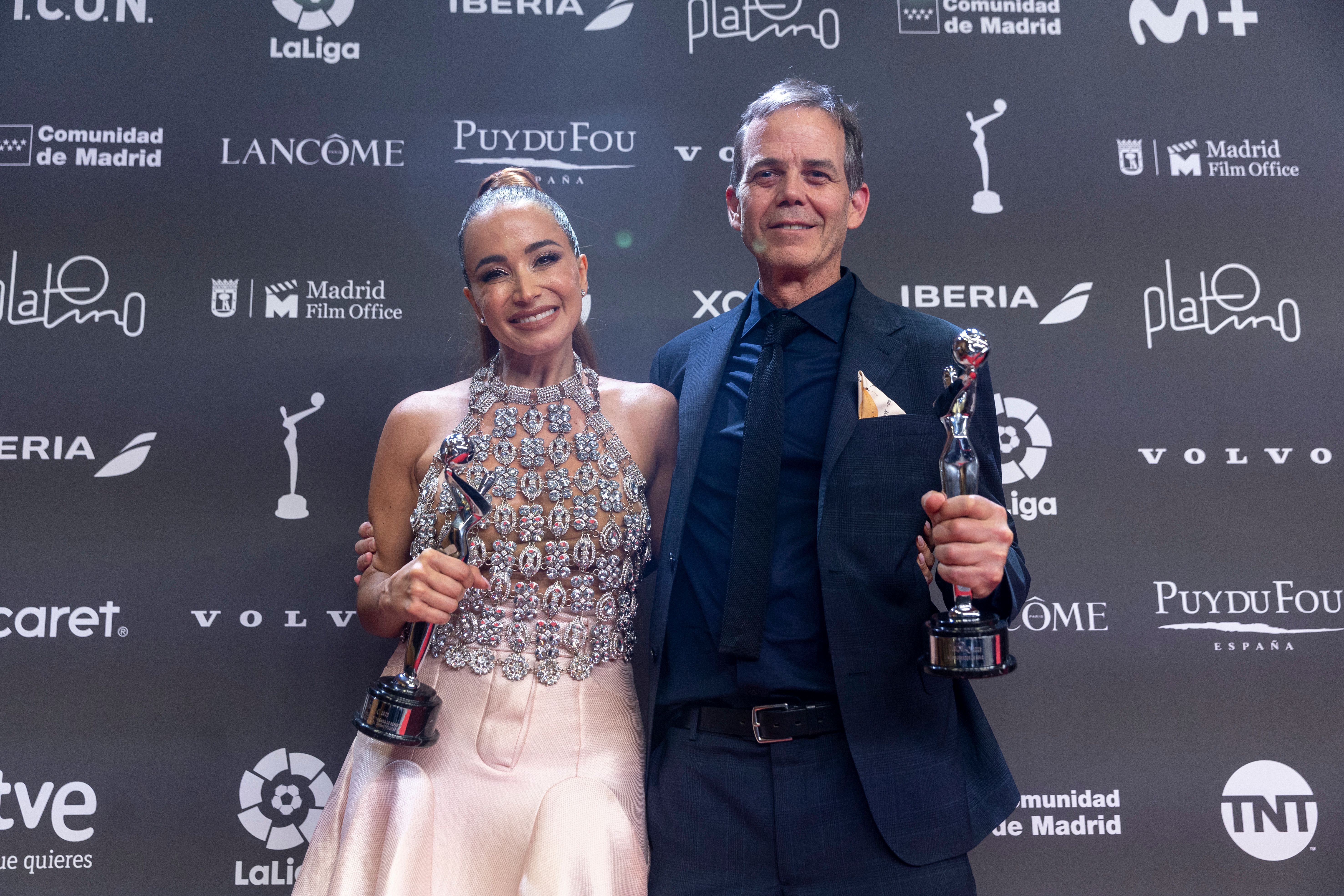 El director de cine chileno Andrés Wood y la actriz colombiana Majida Issa posan con los premios
