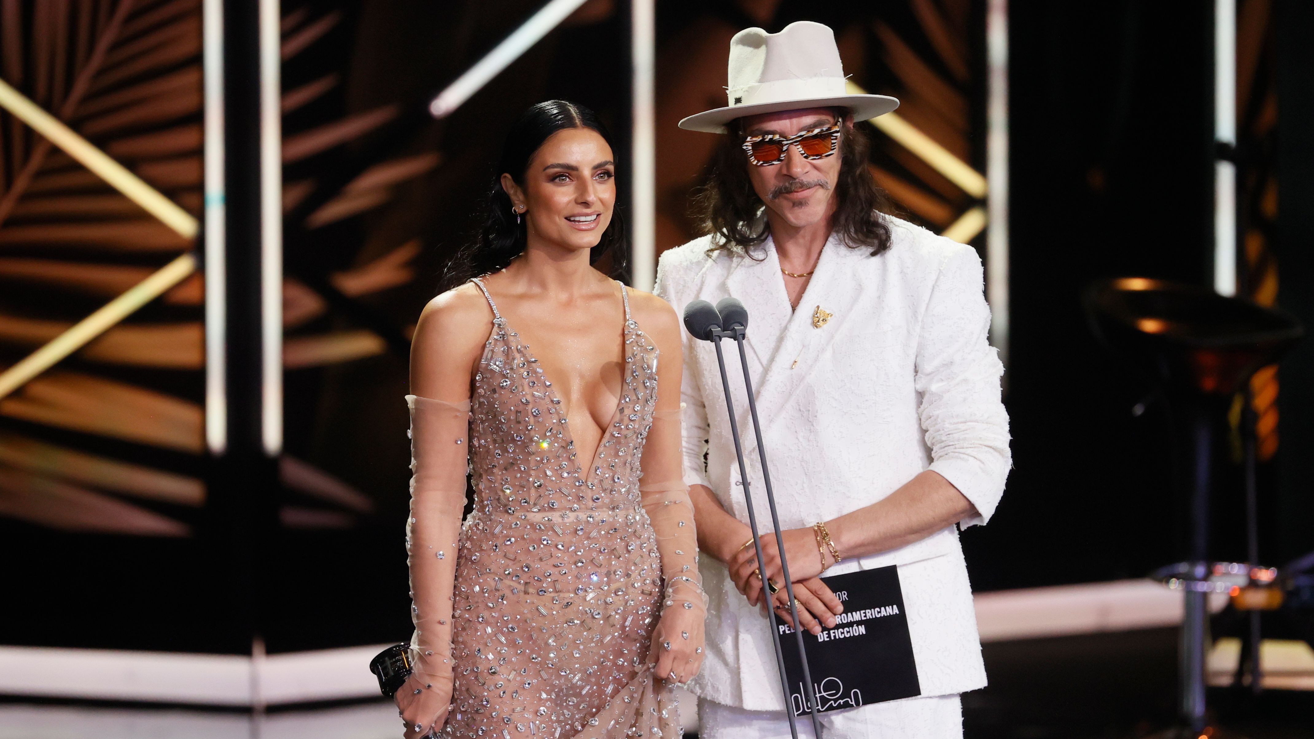 La actriz mexicana Aislinn Derbez y el actor Oscar Jaenada antes entregar uno de los premios en la ceremonia