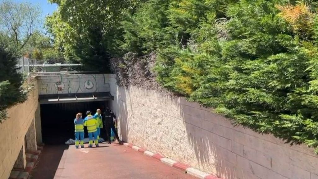 Muere un hombre de unos 75 años aplastado por la puerta corredera de un garaje en Alcorcón, Madrid