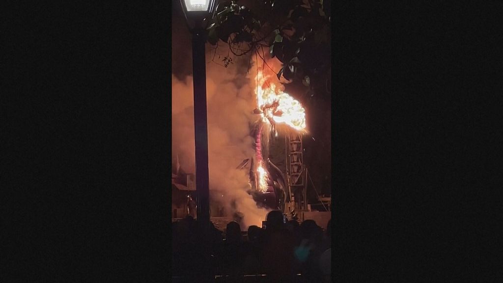 Aparatoso incendio en el parque de Disneyland de California tras salir ardiendo el dragón de Maléfica