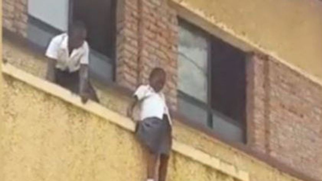 Devastador incendio en un colegio de República Democrática del Congo: 132 niños heridos, ocho graves