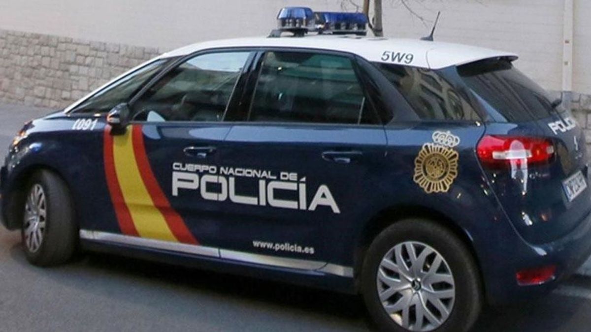Dos agentes salvan la vida a un niño de 7 años inconsciente en una Comisaría de Granada