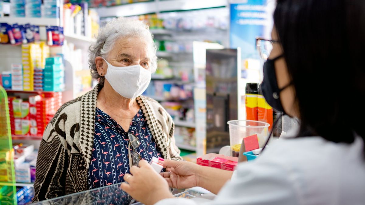 El uso obligatorio de la mascarilla en las farmacias y hospitales "terminará pronto", según Fernando Simón