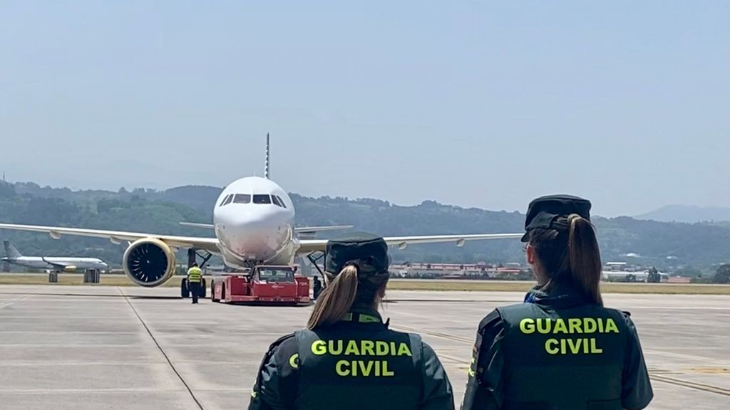 EuropaPress 5135843 agentes guardia civil pista aeropuesto bilbao