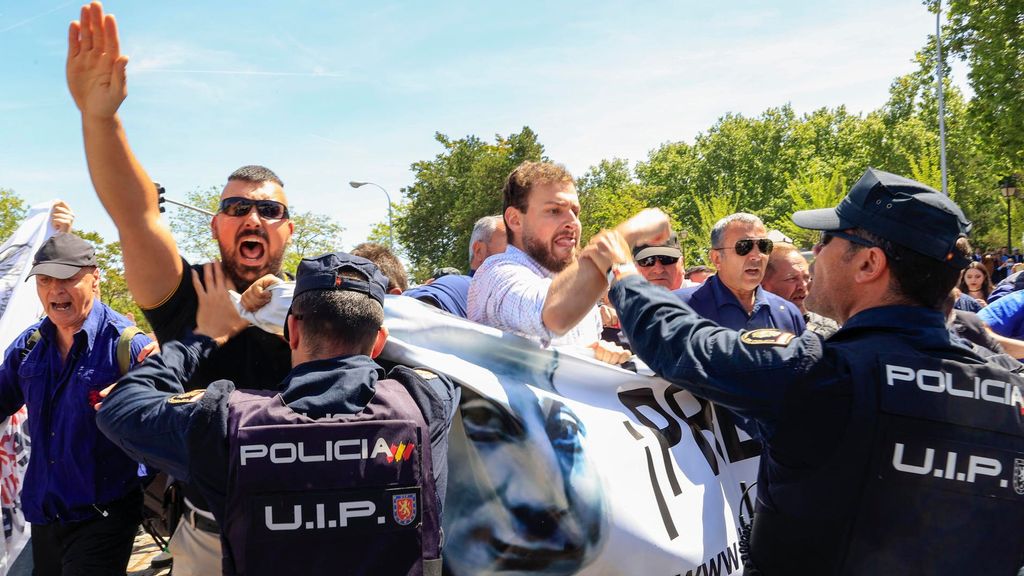 Un grupo de falangistas alborota a la llegada de los restos de Primo de Rivera al cementerio de San Isidro