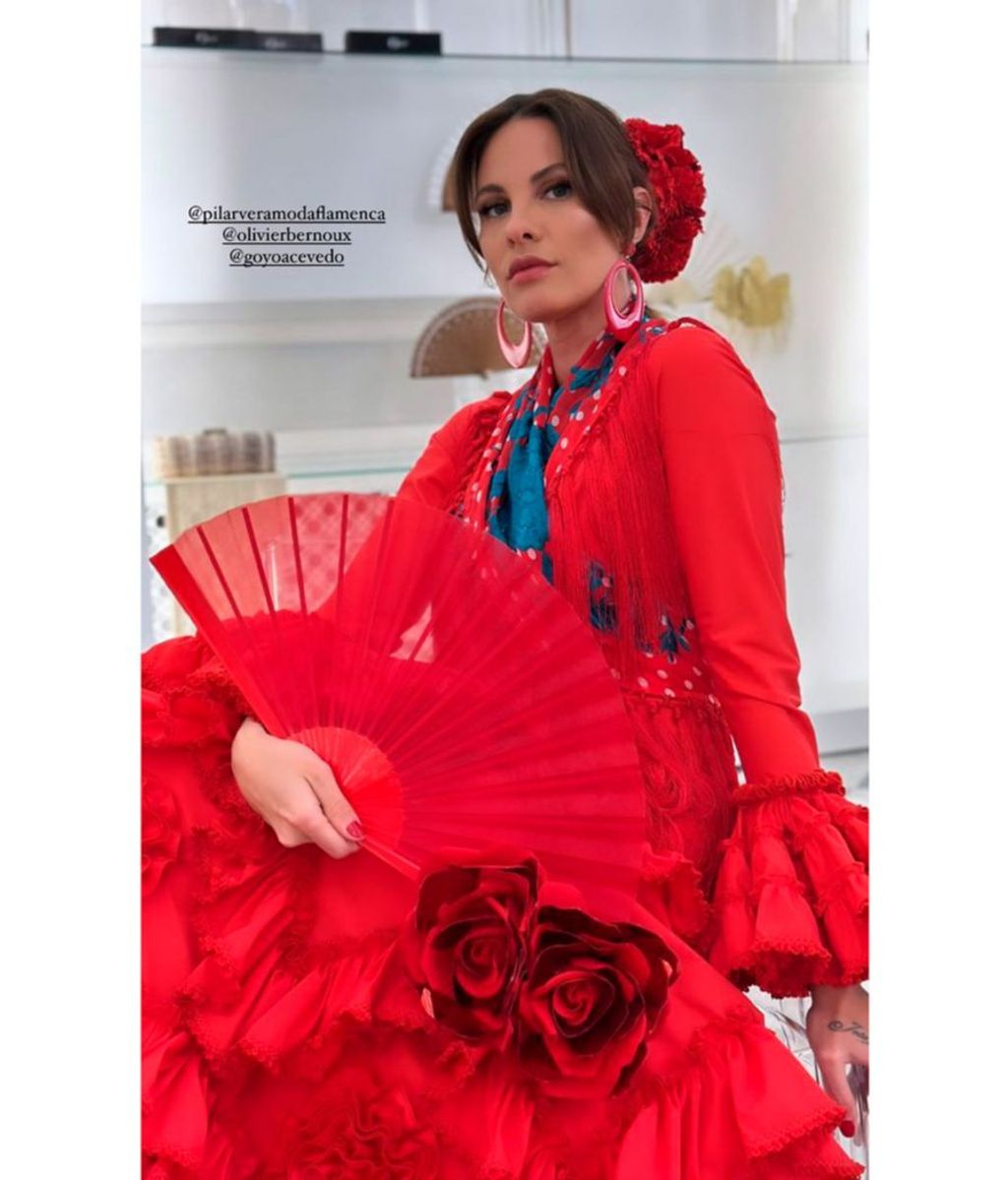 Jessica Bueno apuesta por el rojo para su primer vestido de gitana de la Feria de Sevilla 2023