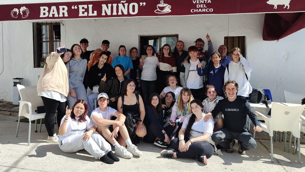 Juan y sus alumnos en un bar de Cardeña