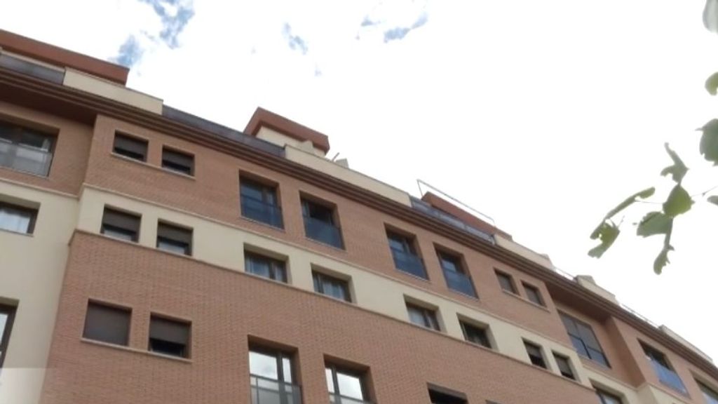 La mujer muerta al precipitarse de un sexto piso en Málaga le dijo a una amiga que tenía miedo del detenido