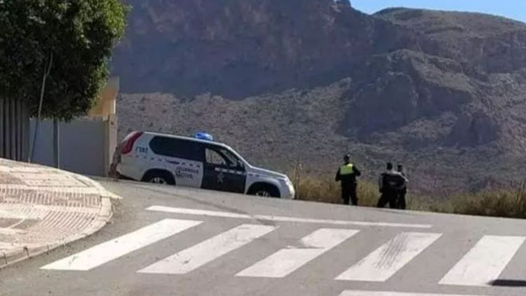 Se atrinchera en su casa de Almería, empieza a disparar al aire y acaba siendo detenido