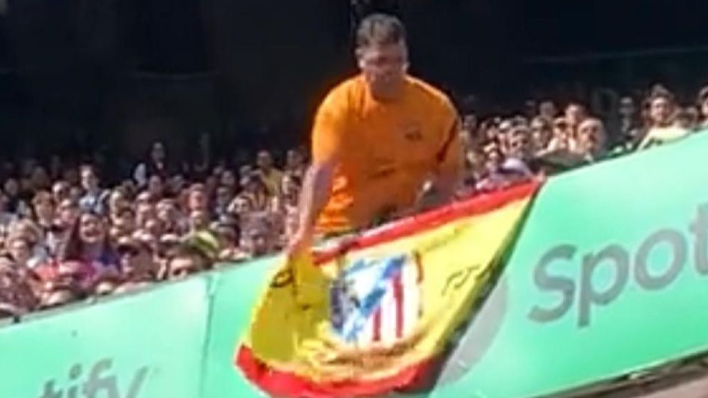 Un aficionado del Atleti cuelga su bandera en el Camp Nou y otro decide arrancarla: toda la afición azulgrana aplaude a rabiar