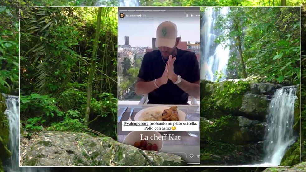 Yulen Pereira come con Katerina en su casa