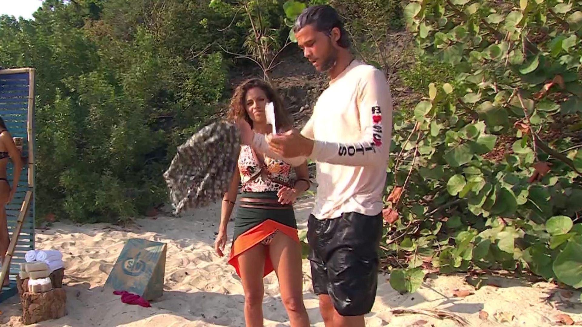 Bosco muestra el cepillo que guardó en un bañador