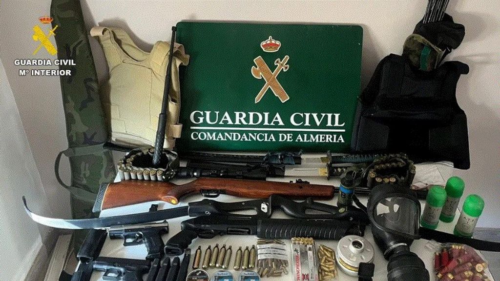El hombre detenido por disparar desde la ventana de su casa en Almería tenía un arsenal en la vivienda