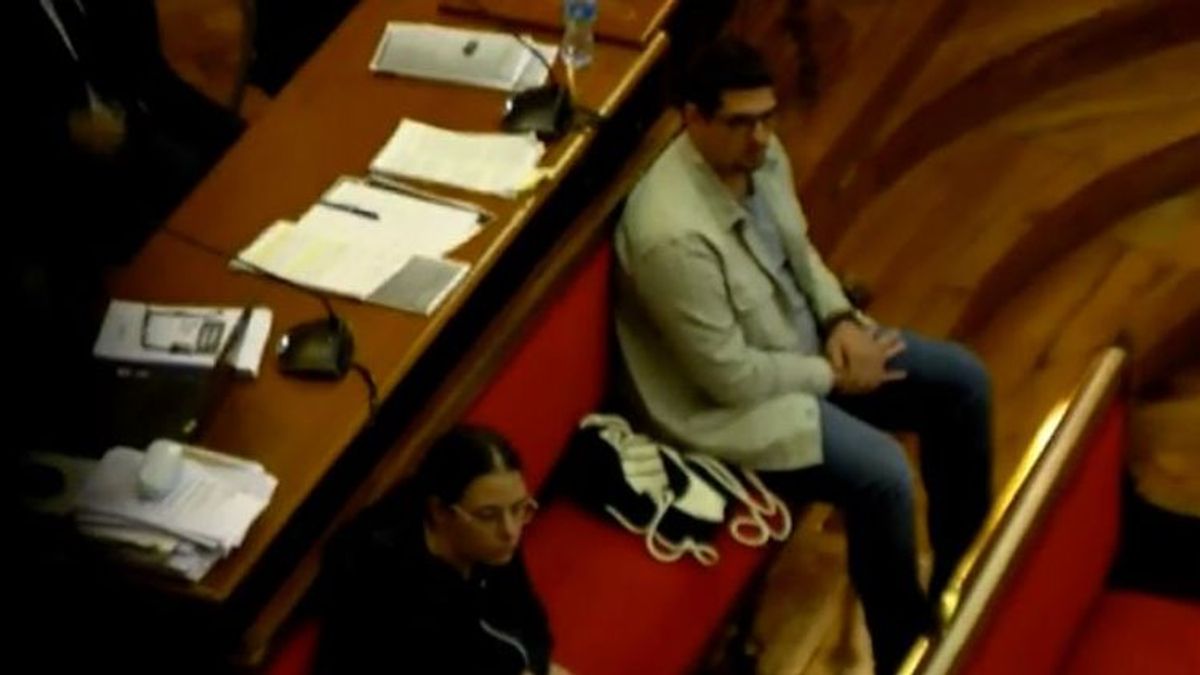 Ismael M, de 21 años en el banquillo junto a su amiga Alba, ambos acusados en el juicio por el parricidio cometido por el joven en Vilanova i Geltrú