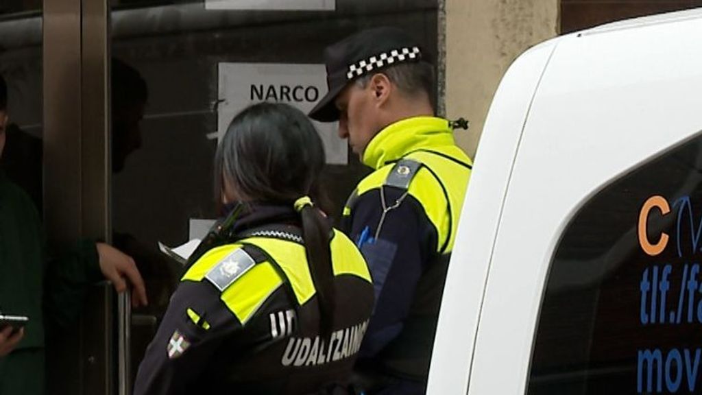 La policia local de Santurtzi custodia el portal del inmueble con el narcopiso