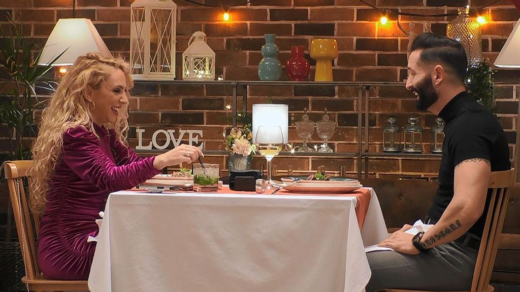 Mª del Valle y Óscar durante su cita en 'First Dates'